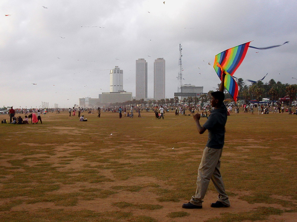 sri_lanka/colombo_flying_kite