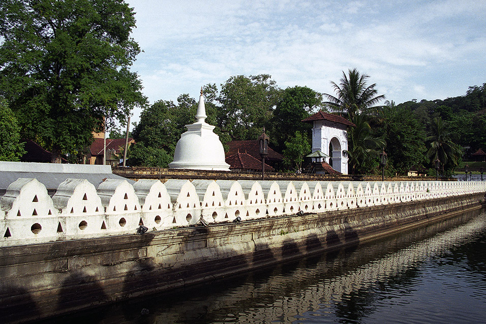 sri_lanka/kandy_castle_moat