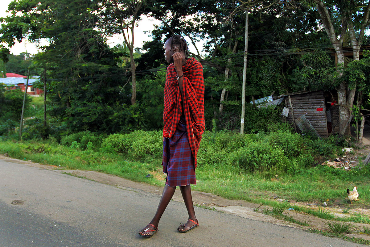 tanzania/2010/dar_masai_guy