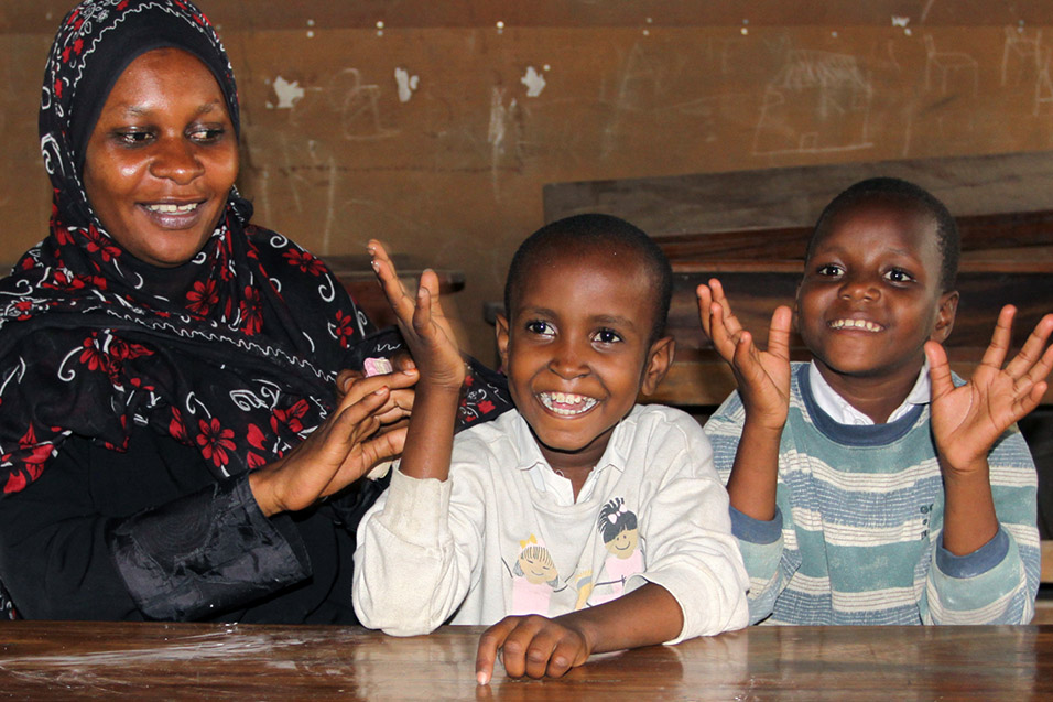 tanzania/2010/dar_school_mom_kids