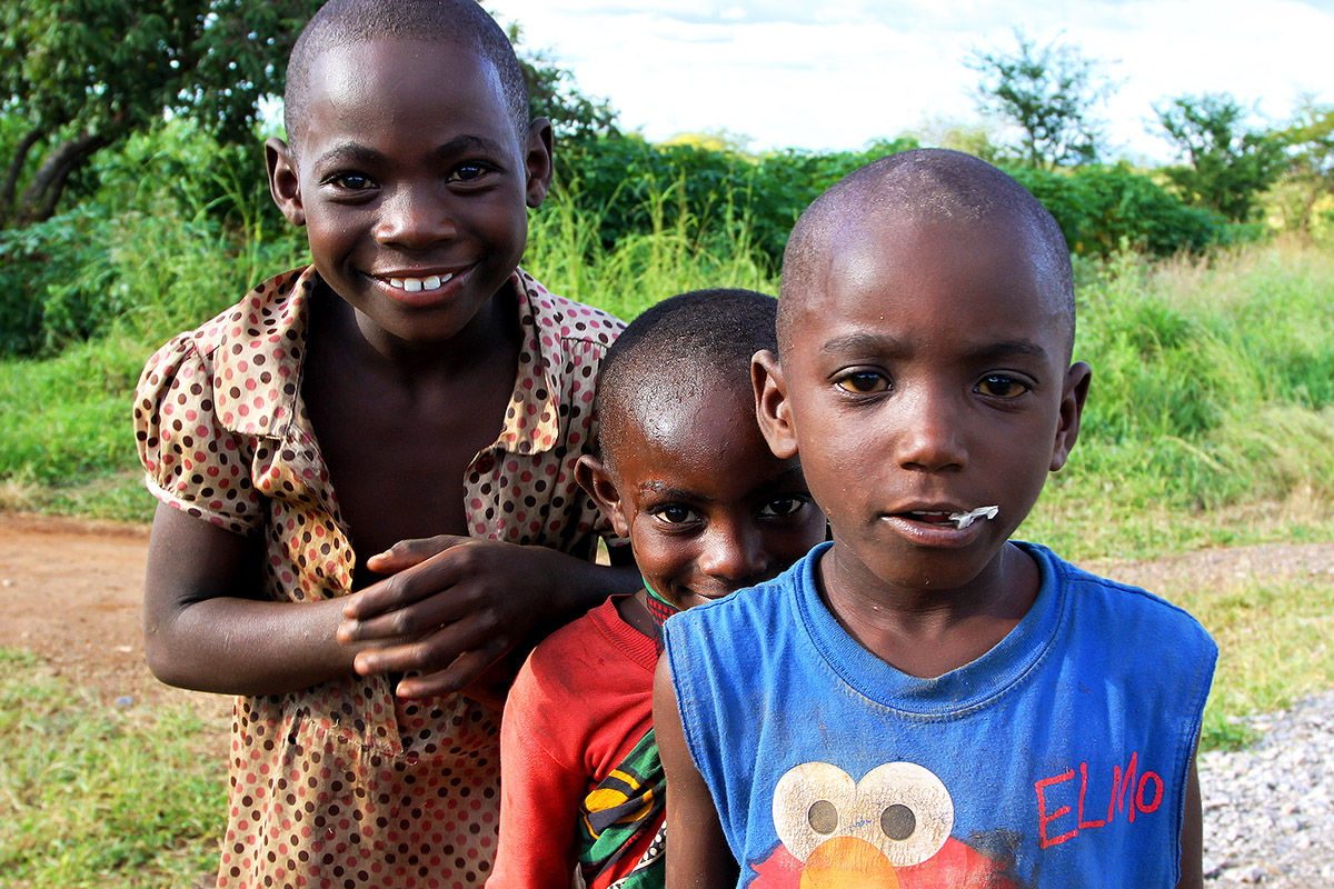 tanzania/2010/road_kids_cute_close