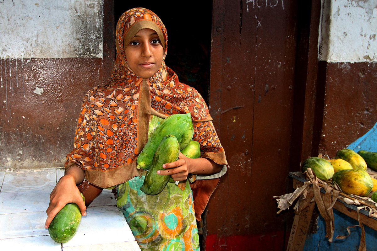 tanzania/2010/zan_girl_papayas