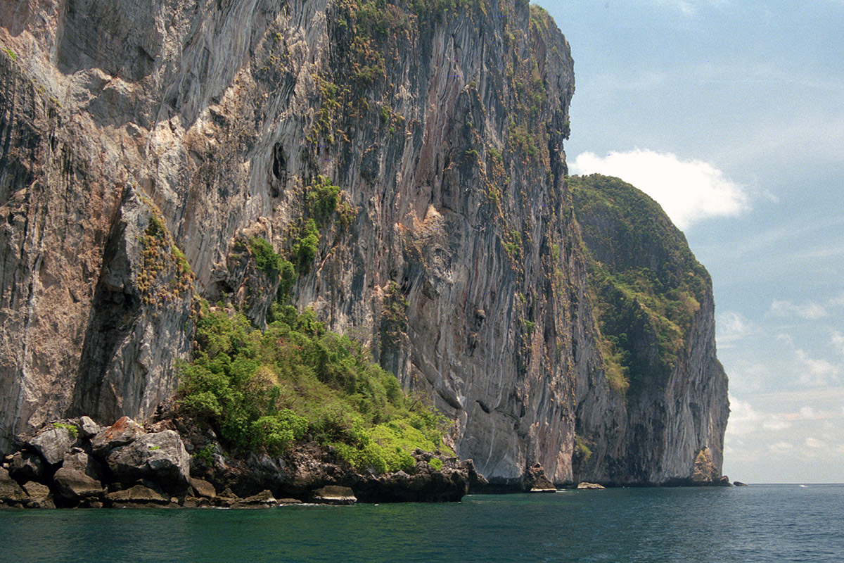 thailand/1999/krabi_green_cliffs_ocean