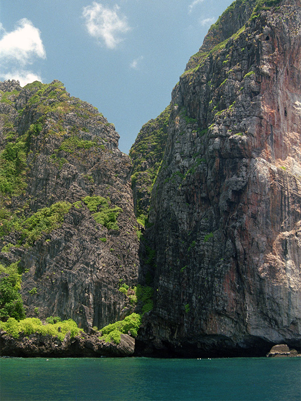 thailand/1999/krabi_scuba_karst_cliffs_water