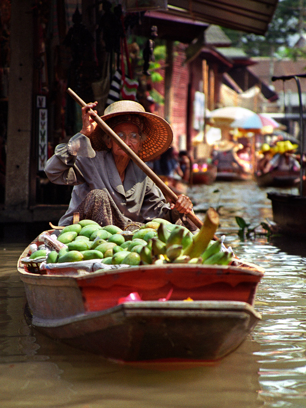 thailand/2004/damnoen_saduak_lady_rowing