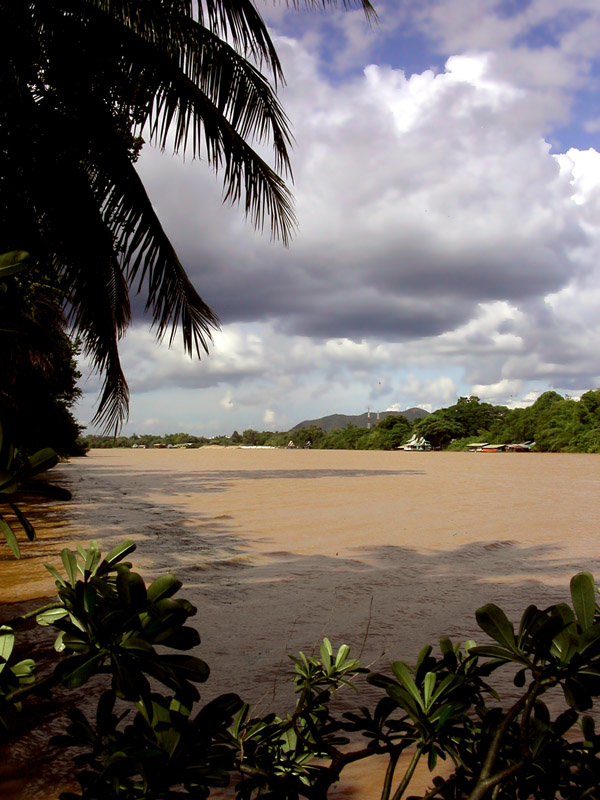 thailand/2004/kachanaburi_river_vert