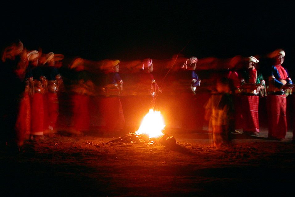 thailand/2004/trek_tribe_dance