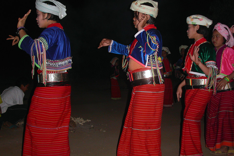 thailand/2004/trek_tribe_dancers_side