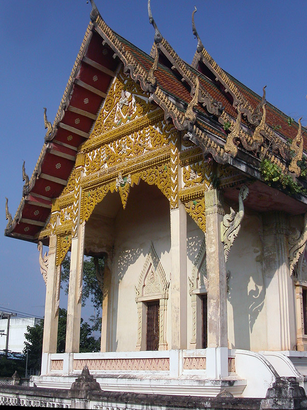 thailand/2004/ubon_wat_vert_close