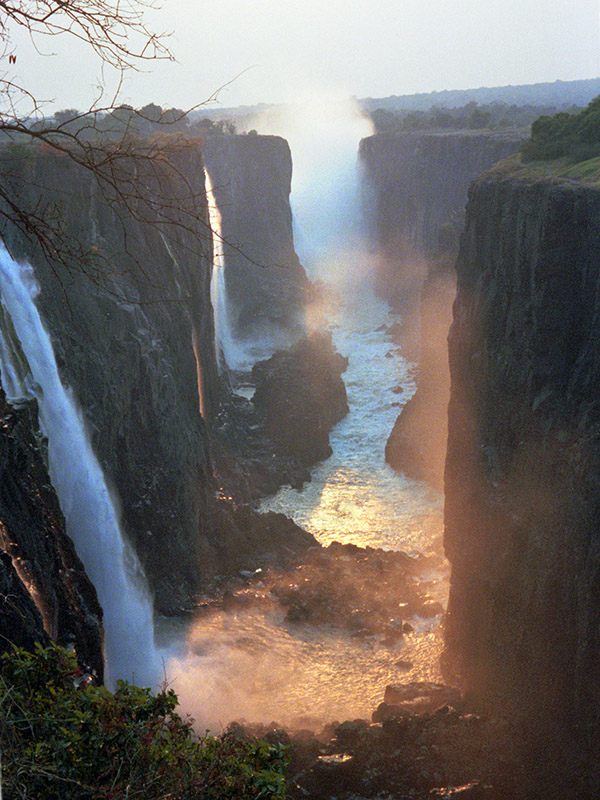 zimbabwe/victoria_falls_zim_into_gorge