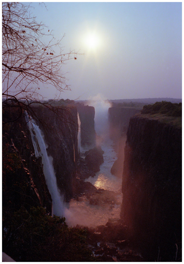 zimbabwe/victoria_falls_zim_into_gorge_sun